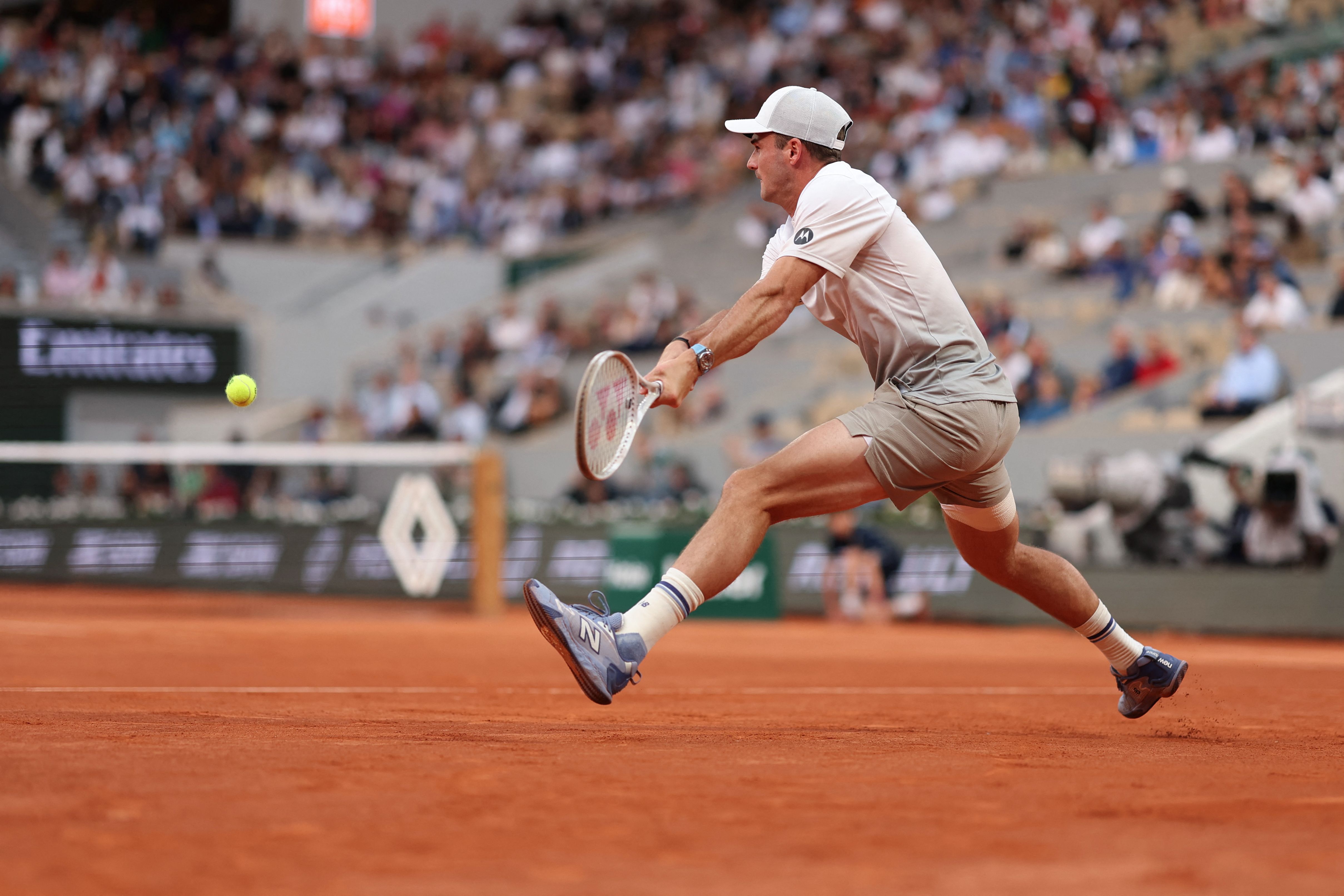 米兰体育-法国网球队完胜日本网球队,阿尔卡拉斯三分雨点燃全场